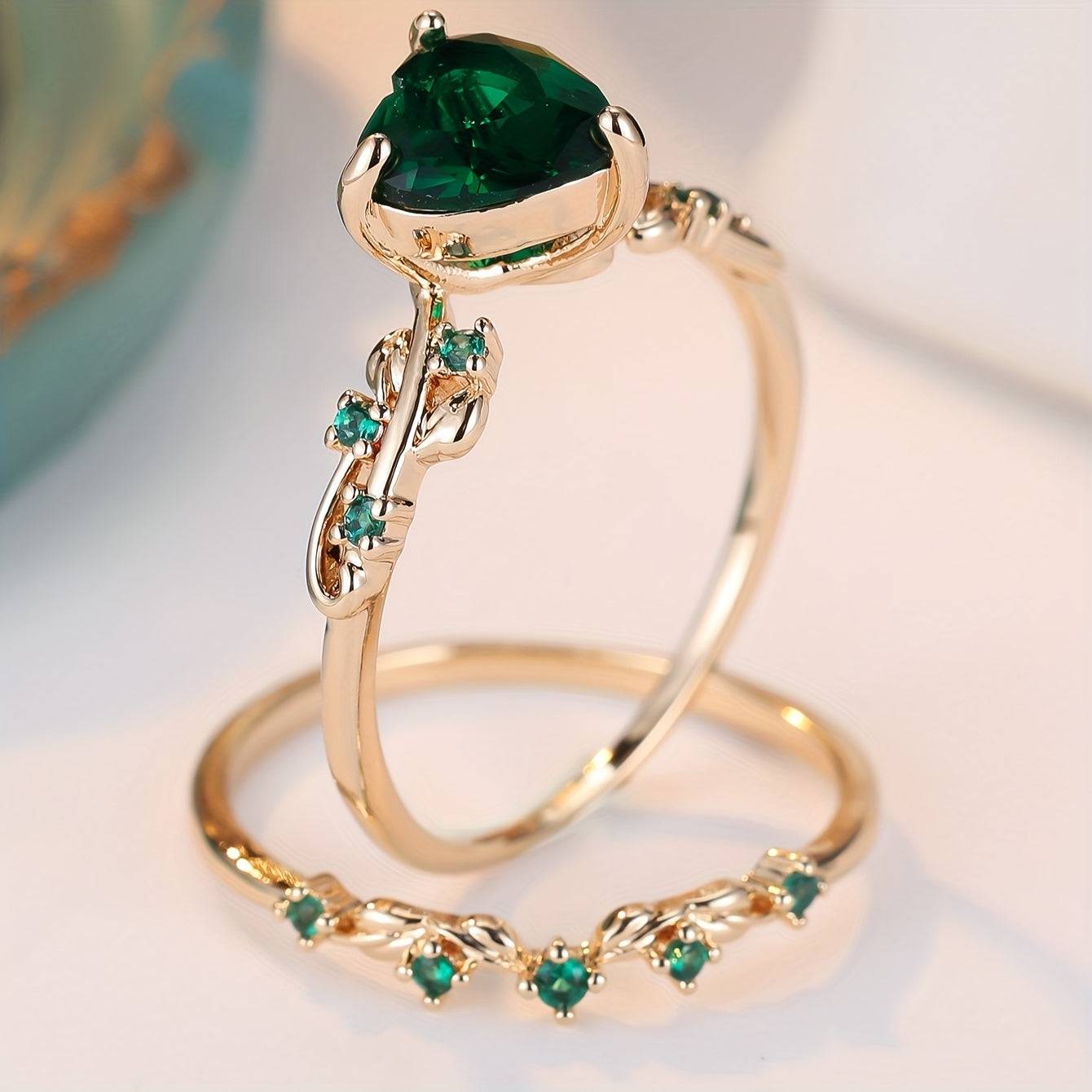 Vintage Green Emerald Heart Ring Set – 2pcs Gold-Plated Synthetic Stone Rings, Shiny & Durable Accessories for Valentine’s, Parties & Daily Wear