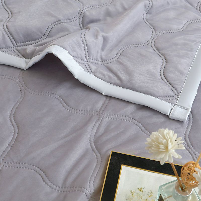 Quilt Ultra Soft Thin Reversible Soundwave Design