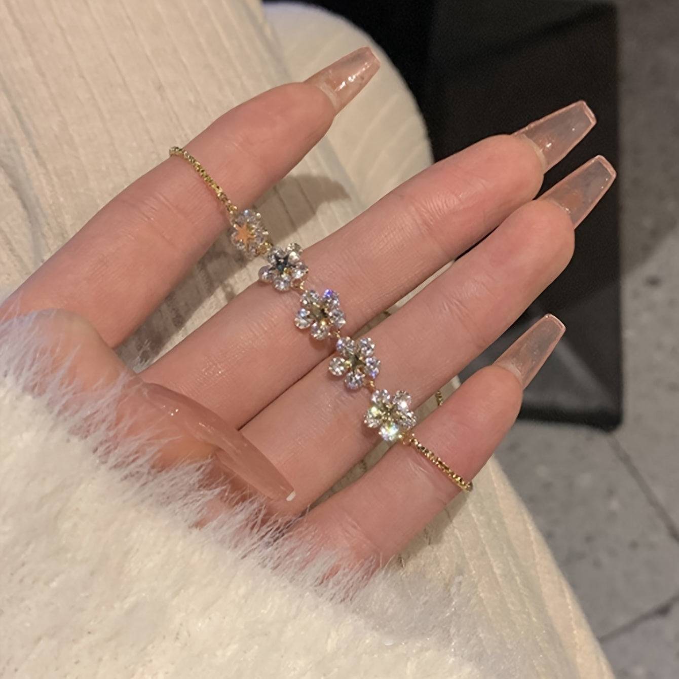 Vintage-Inspired Flower Bracelet for Women, Elegant Adjustable Zinc Alloy Design, Stylish Jewelry for Casual Wear and Gifting