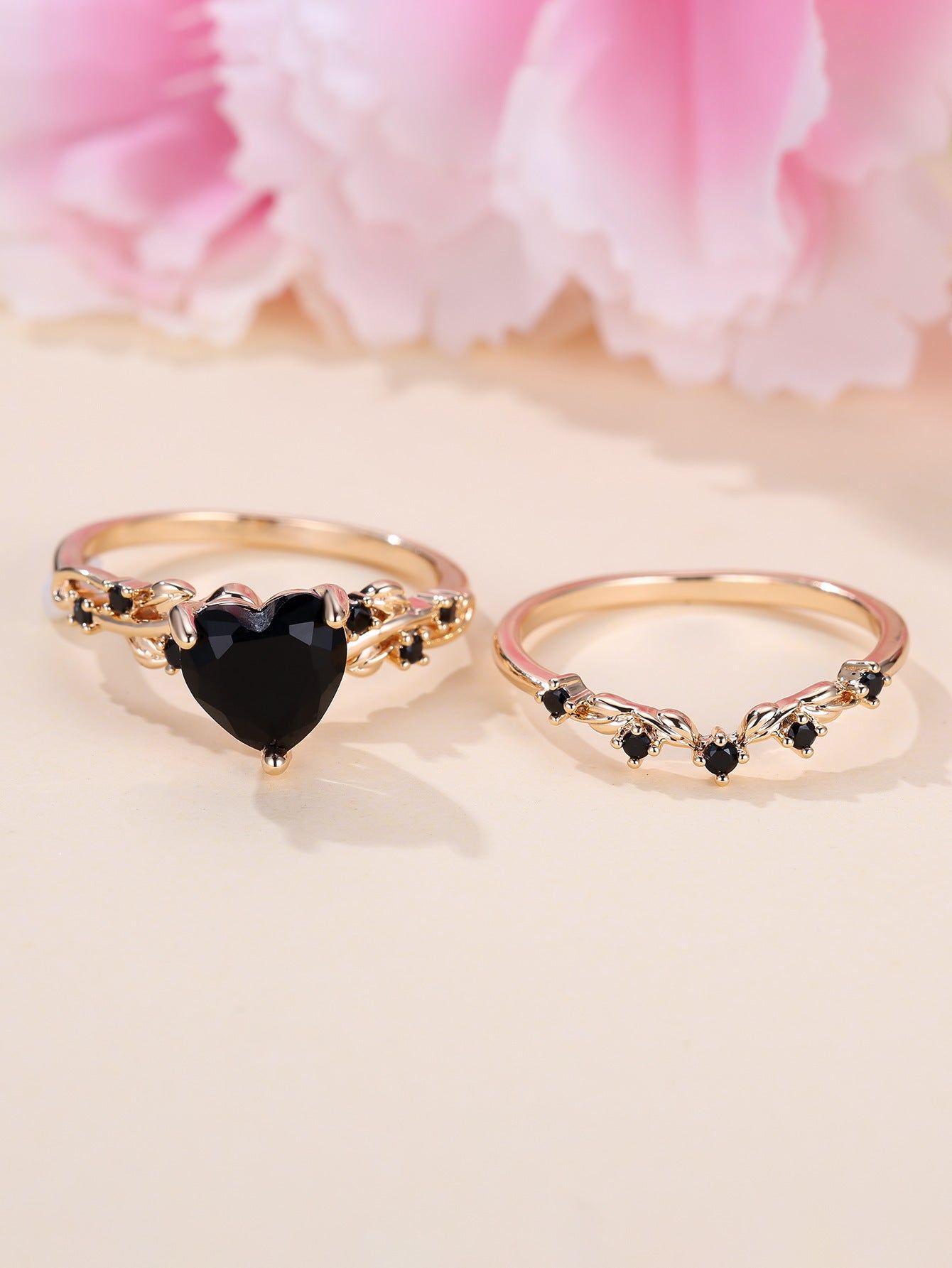 Heart-shaped gold-plated ring set for women with black cubic zirconia stones, featuring a vintage design ideal for gifts or daily wear.