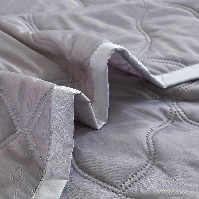 Quilt Ultra Soft Thin Reversible Soundwave Design