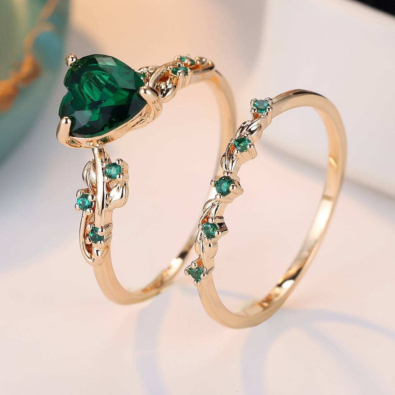 Vintage Green Emerald Heart Ring Set – 2pcs Gold-Plated Synthetic Stone Rings, Shiny & Durable Accessories for Valentine’s, Parties & Daily Wear