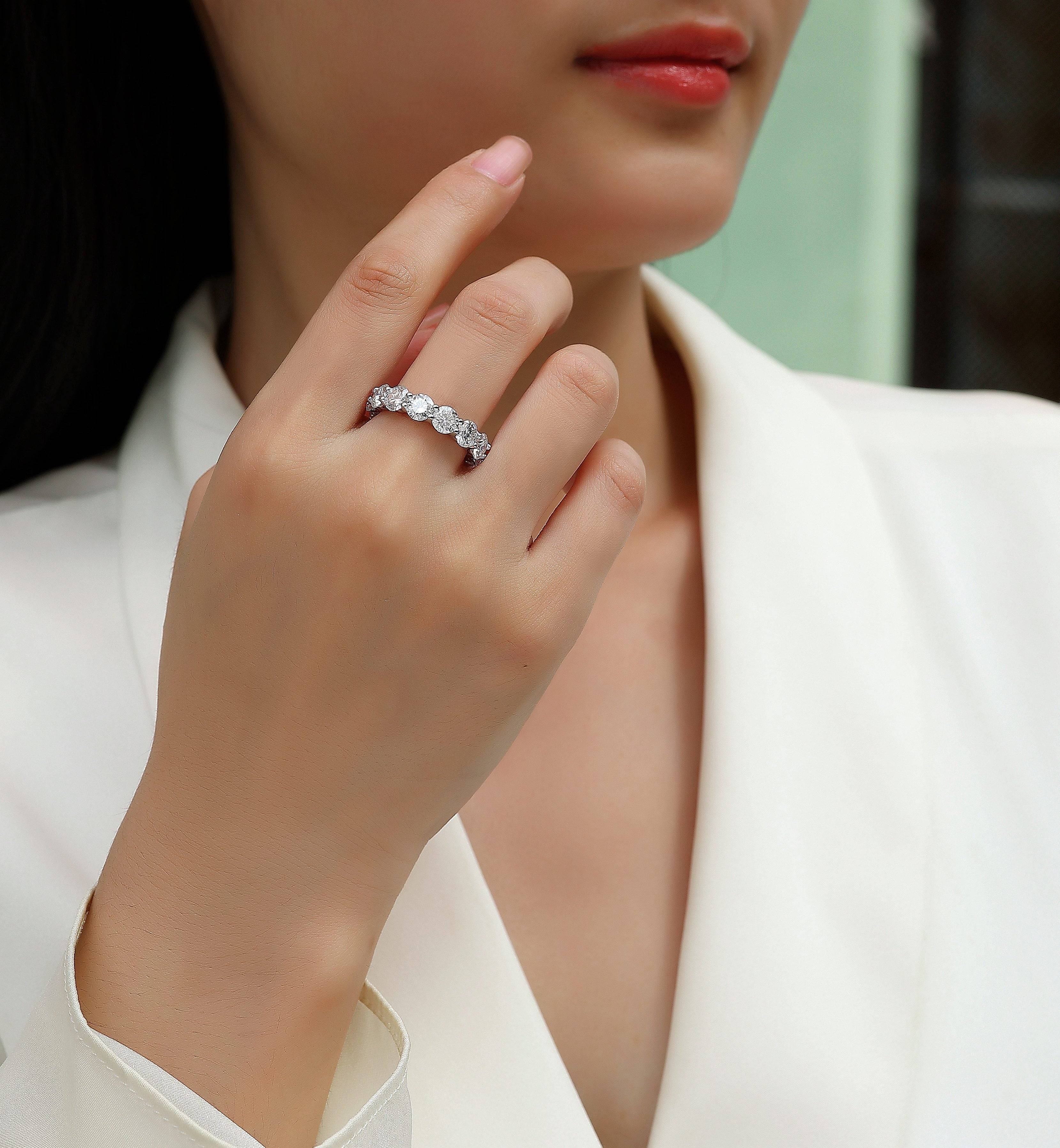 Round Moissanite Bezel Ring in S925 Silver Platinum Plated