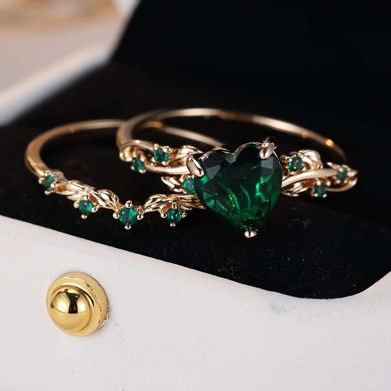 Vintage Green Emerald Heart Ring Set – 2pcs Gold-Plated Synthetic Stone Rings, Shiny & Durable Accessories for Valentine’s, Parties & Daily Wear