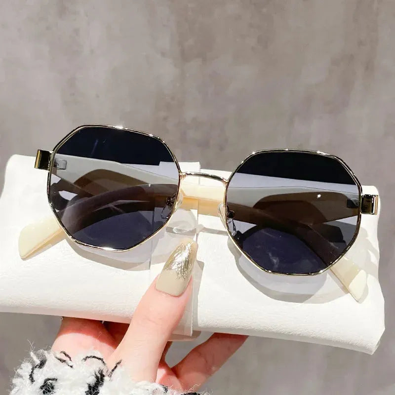 Retro Polygonal Sunglasses with Metal Frame and UV400 Lenses