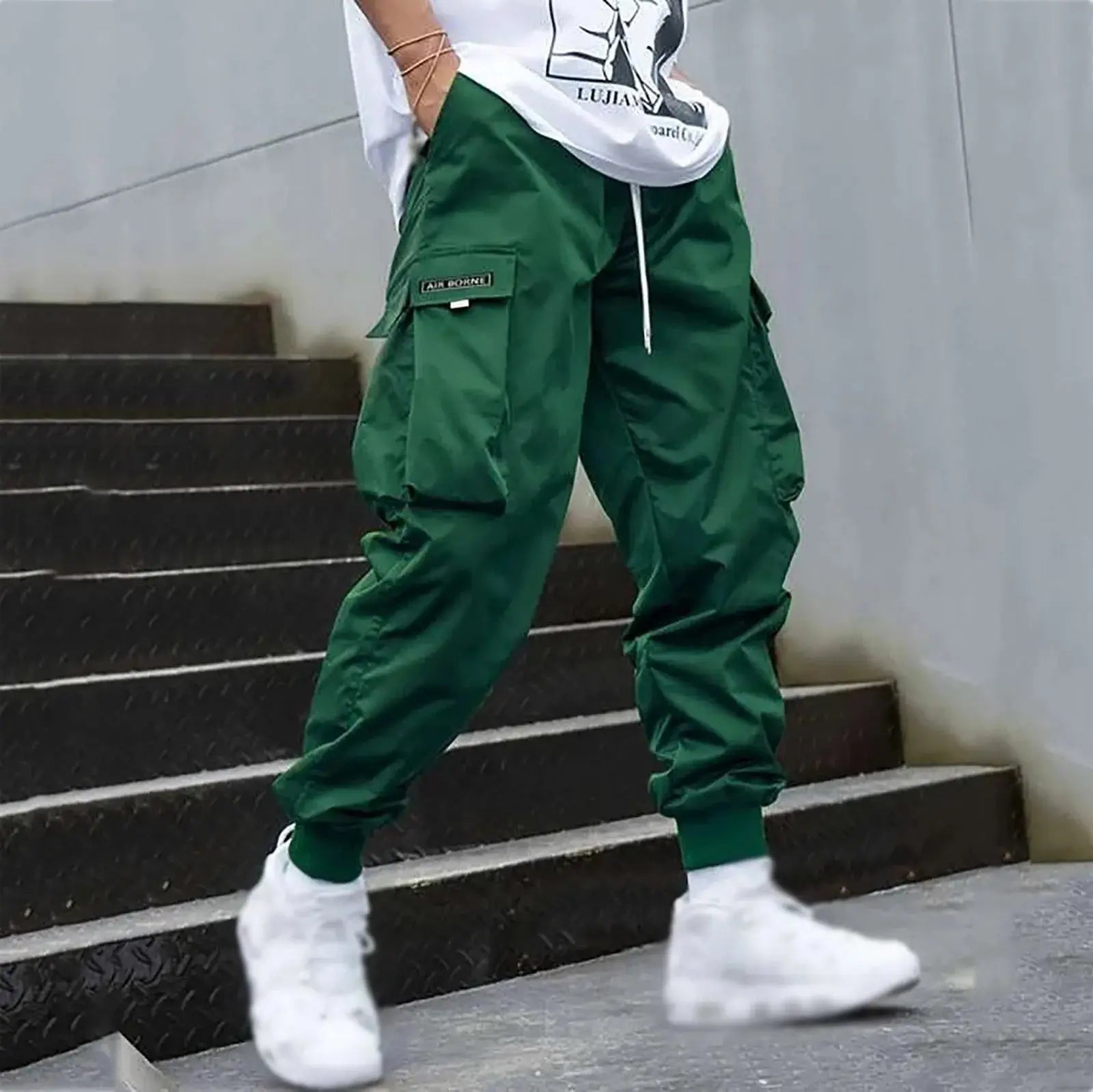 Dark green men’s cargo jogger pants with drawstring waist and side pockets, designed for sporty urban streetwear or casual wear.