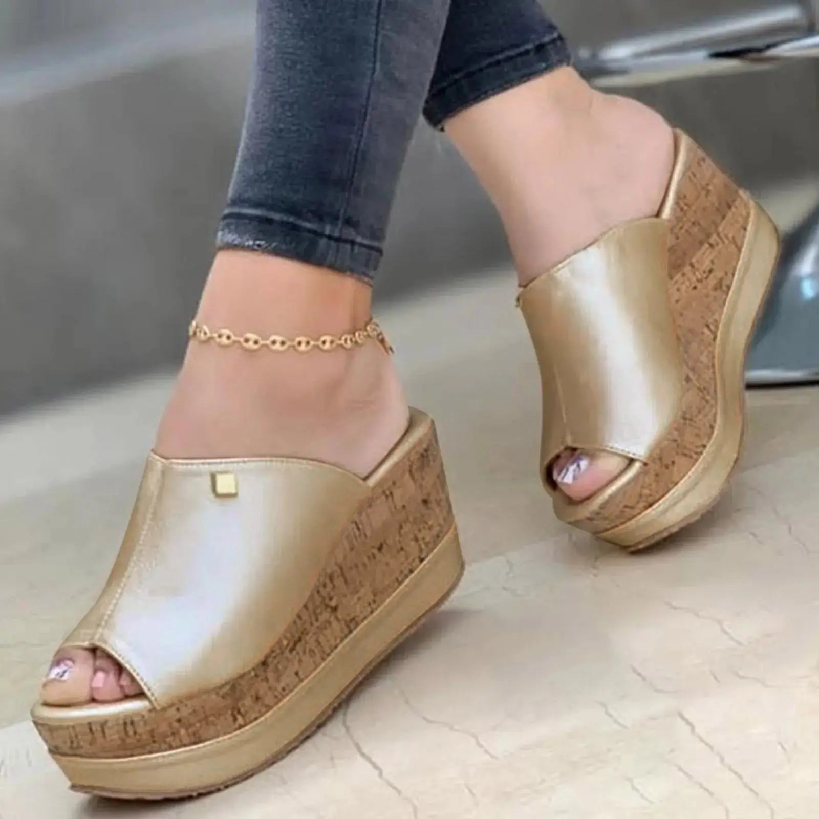 Gold Roman-style wedge sandals on model with cork platform, combining comfort and elegance for women’s summer wear.