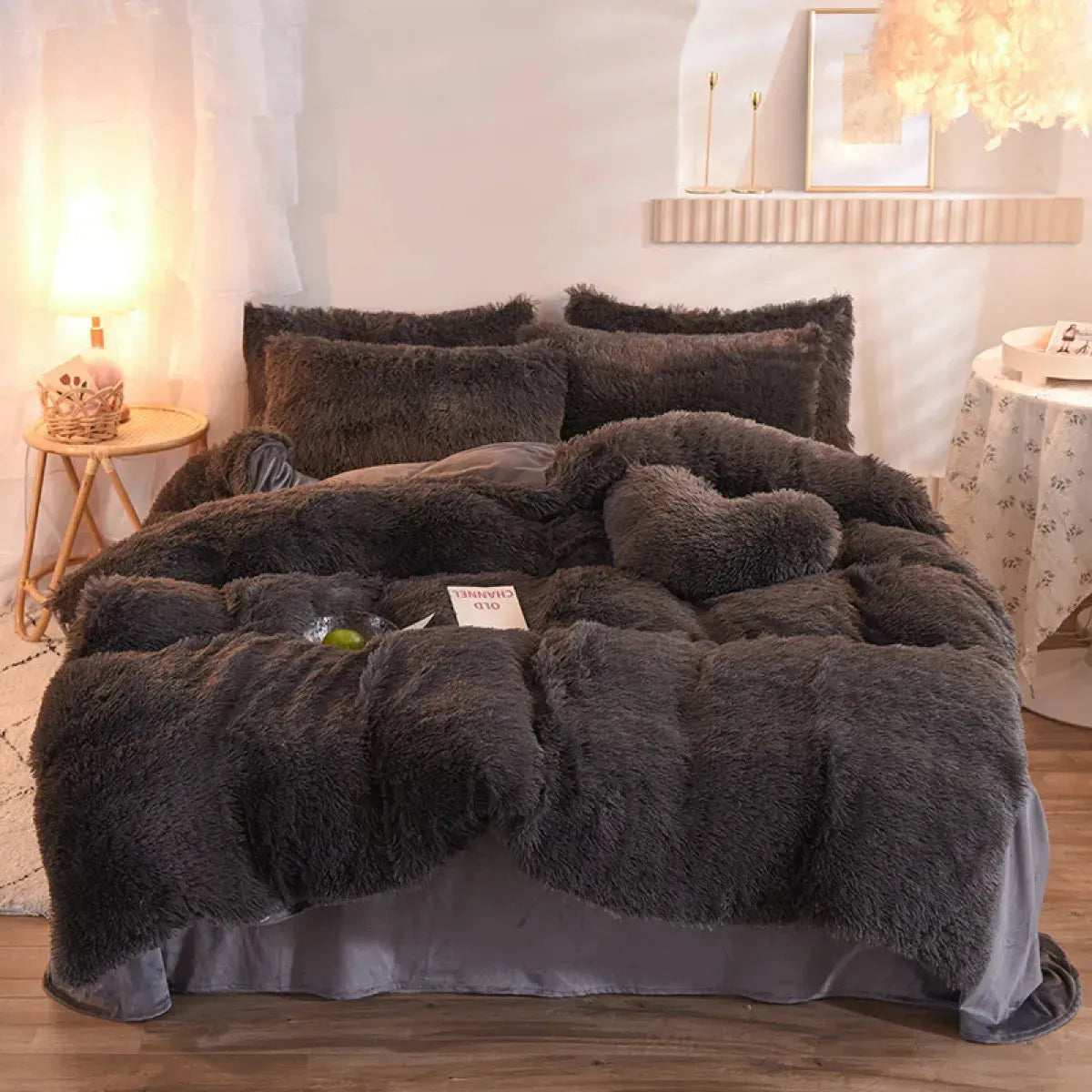 Luxury Winter Bedding Set with Fluffy Duvet Cover and Pillowcases, Soft Plush Fabric, Queen/King Sizes